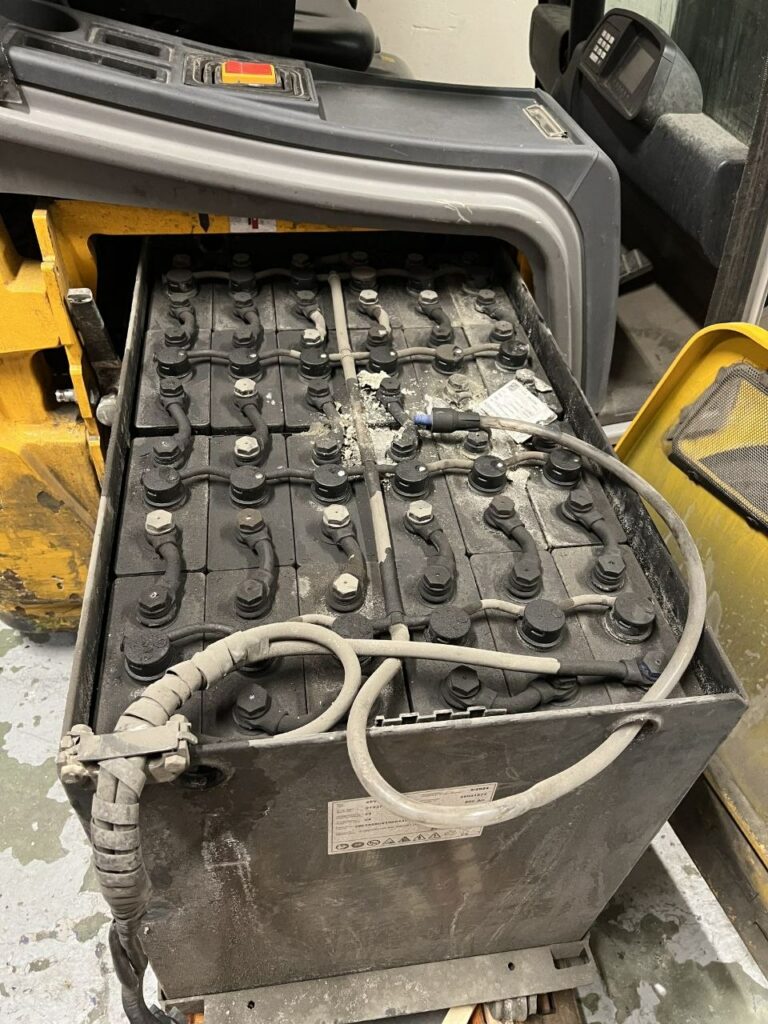 Batería de carretilla eléctrica sulfatada y muy sucia